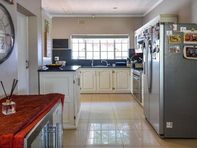 5 Bedroom House in Oak Park