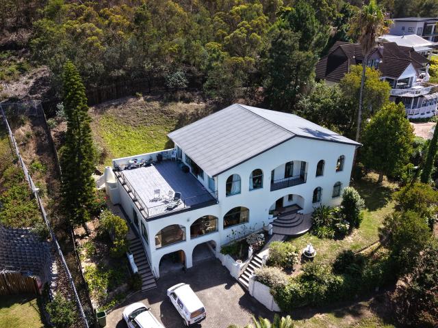 5 Bedroom House in Old Place