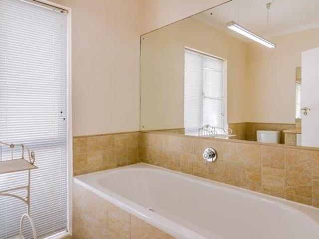 5 Bedroom House in Oyster Bay