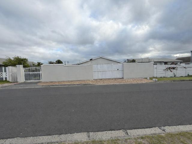 5 Bedroom House in Lotus River