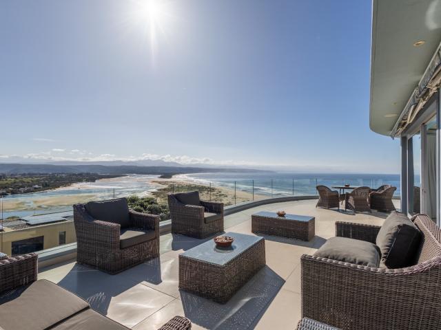 5 Bedroom House in Lookout Beach