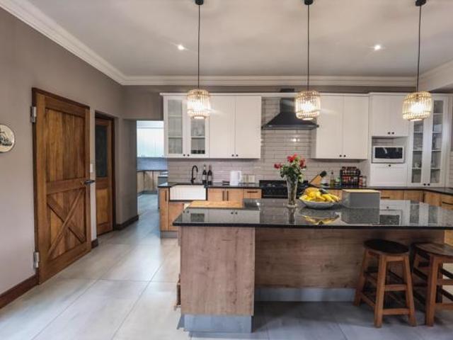 5 Bedroom House in Leloko