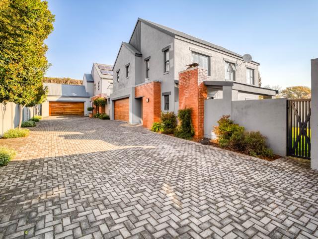 5 Bedroom Townhouse in Linden
