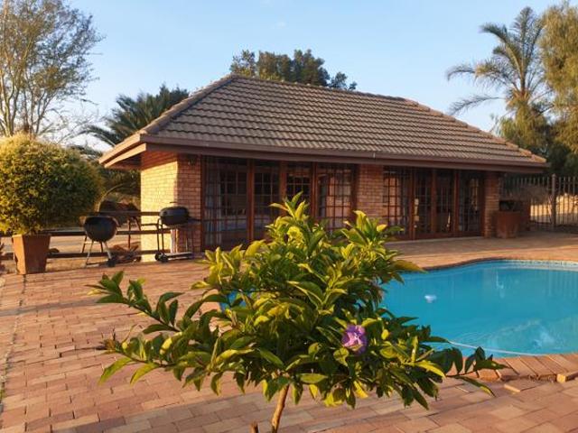 5 Bedroom House in Mnandi AH