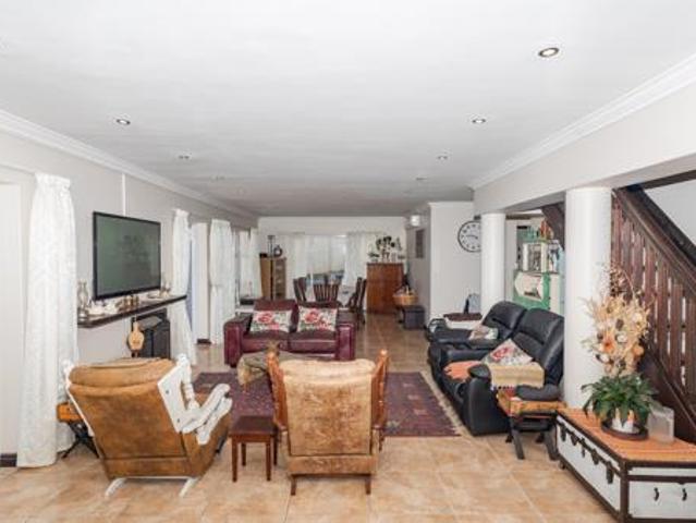 5 Bedroom House in Mountainside