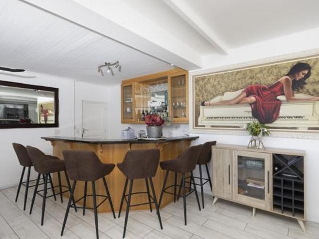 5 Bedroom House in Mountainside