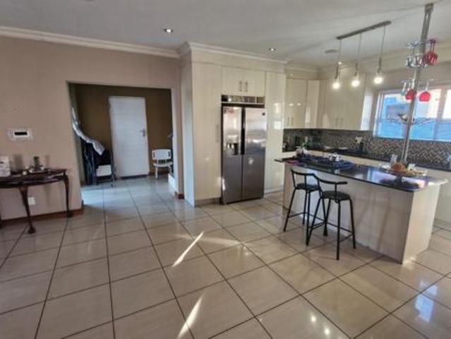 5 Bedroom House in Monavoni