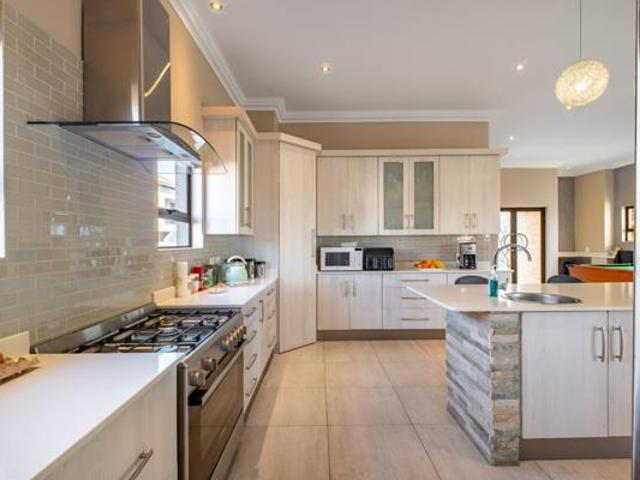 5 Bedroom House in Monavoni