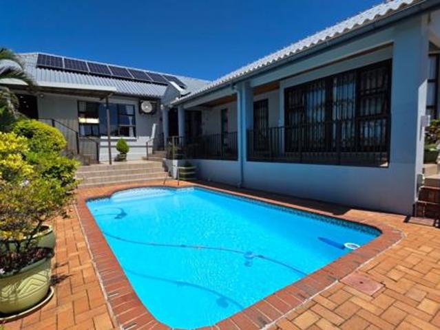 5 Bedroom House in Manaba Beach