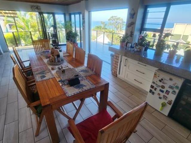 5 Bedroom House in Manaba Beach