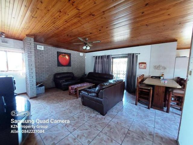 5 Bedroom House in Manaba Beach