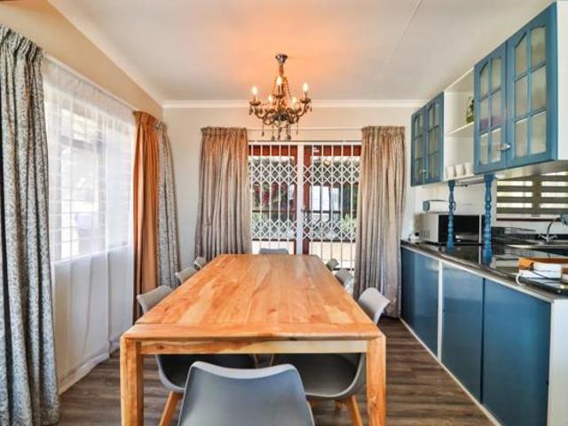 5 Bedroom House in Manaba Beach