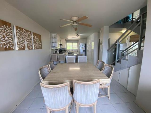 5 Bedroom House in Manaba Beach