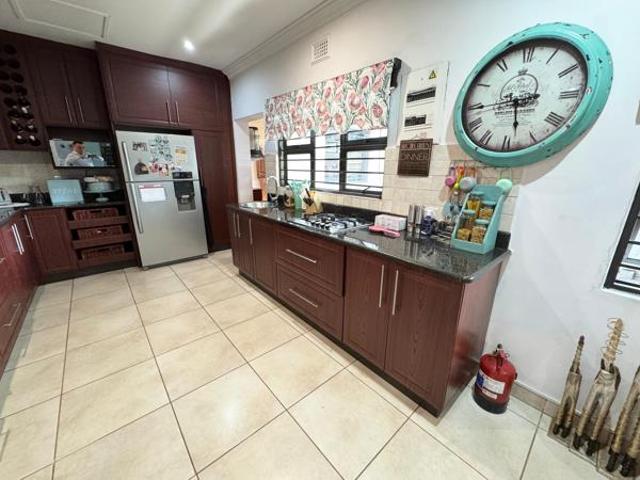 5 Bedroom House in Meer En See