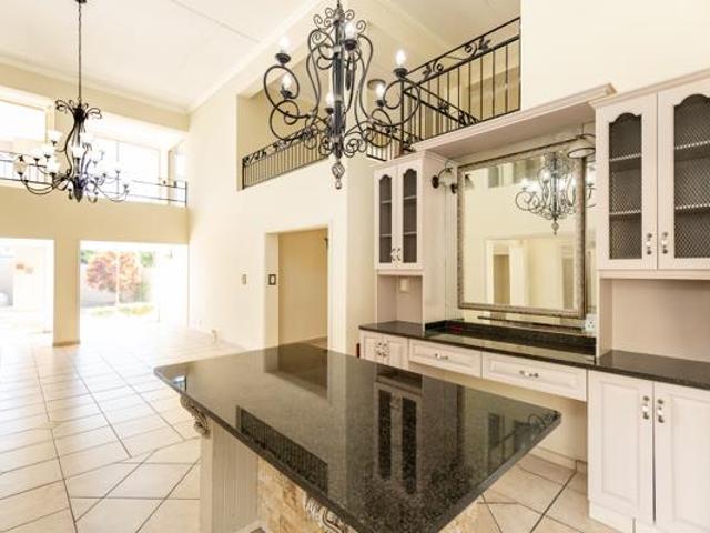 5 Bedroom House in Meer En See