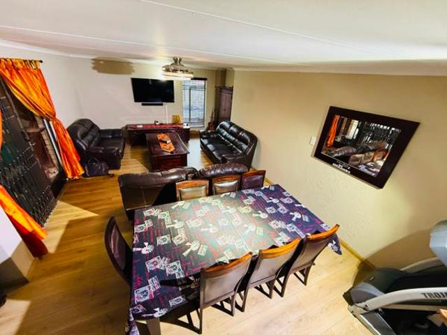 5 Bedroom House in Noordrand