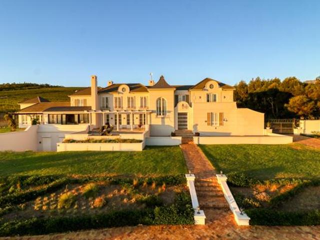 5 Bedroom House in Somerset West Central