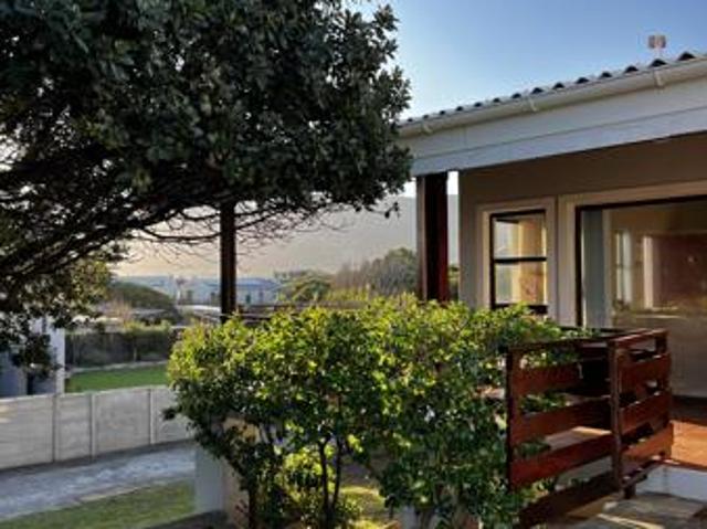 5 Bedroom House in Sandbaai
