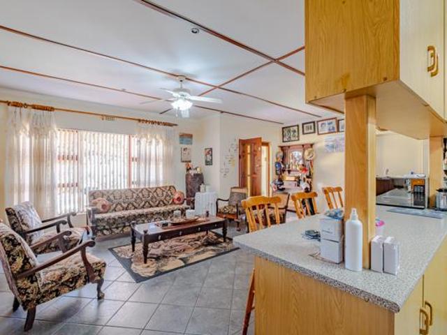 5 Bedroom House in Sandbaai