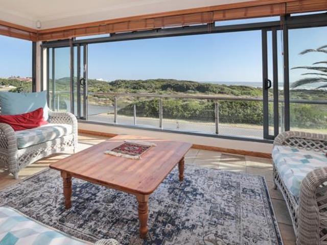 5 Bedroom House in Sandbaai