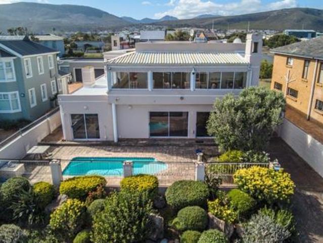 5 Bedroom House in Sandbaai