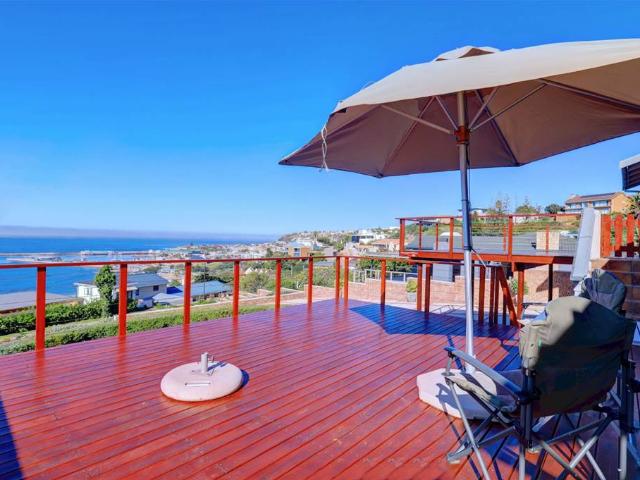 5 Bedroom House in Santos Bay