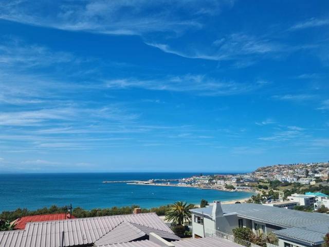 5 Bedroom House in Santos Bay