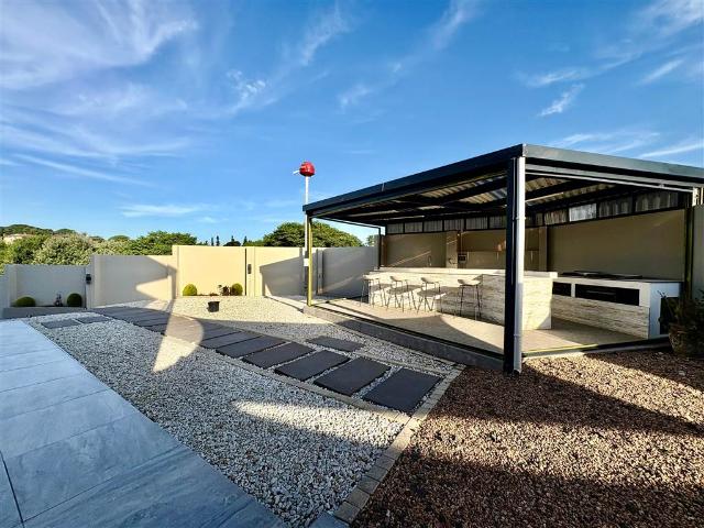 5 Bedroom House in Sheffield Beach