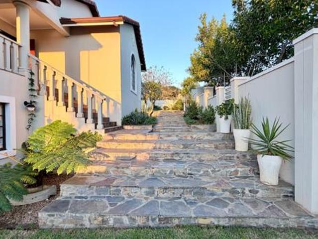 5 Bedroom House in Sheffield Beach
