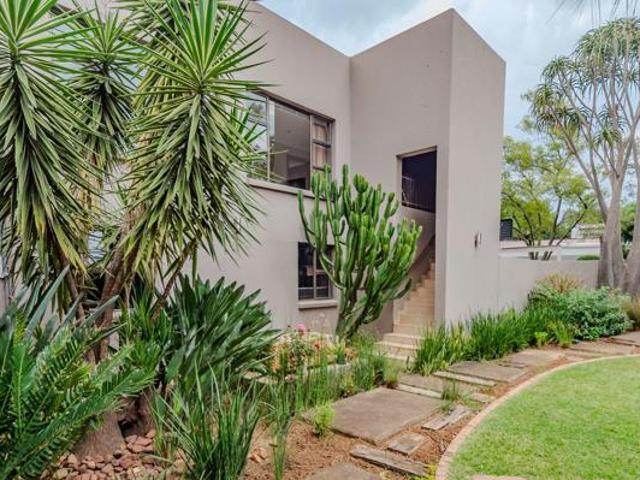 5 Bedroom House in Silver Lakes Golf Estate