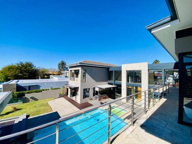 5 Bedroom House in Silver Lakes Golf Estate