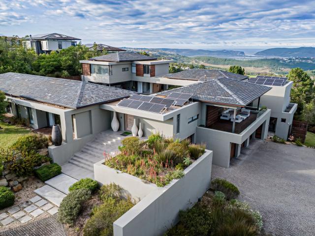 5 Bedroom House in Simola