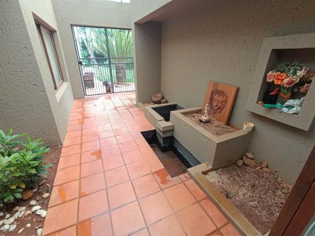 5 Bedroom House in Sinoville
