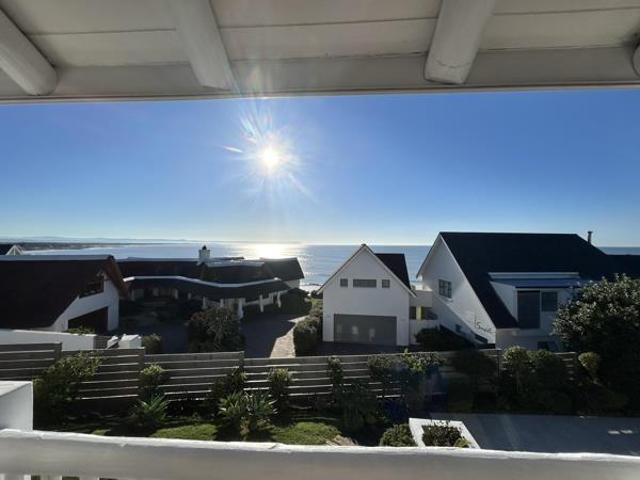 5 Bedroom House in St Francis Bay Village