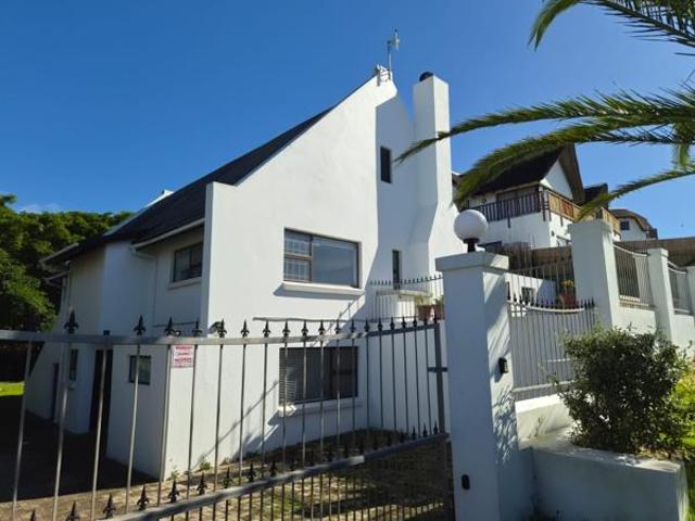 5 Bedroom House in St Francis Bay Village