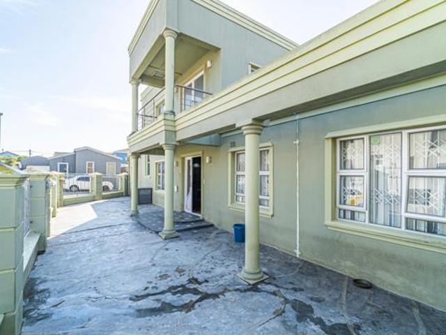 5 Bedroom House in Strandfontein