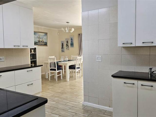 5 Bedroom House in Sunset Beach
