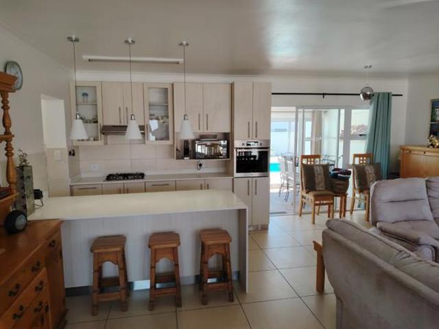 5 Bedroom House in Port Owen
