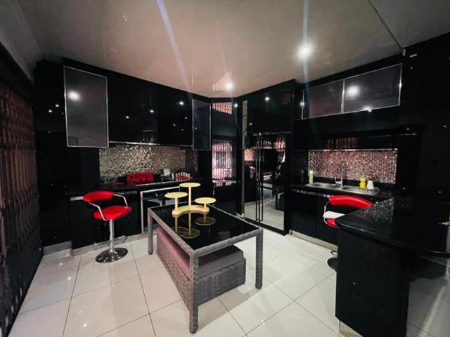 5 Bedroom House in Panorama