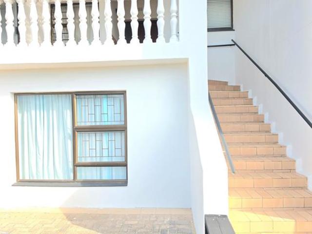 5 Bedroom House in Paradise Beach