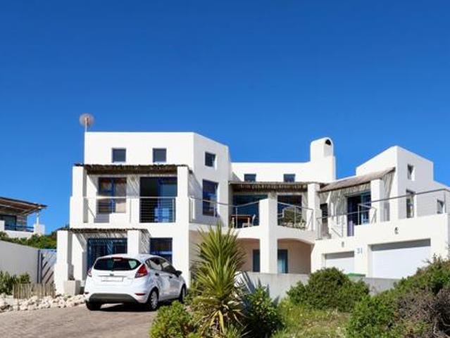 5 Bedroom House in Paradise Beach