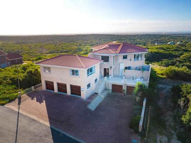 5 Bedroom House in Paradise Beach