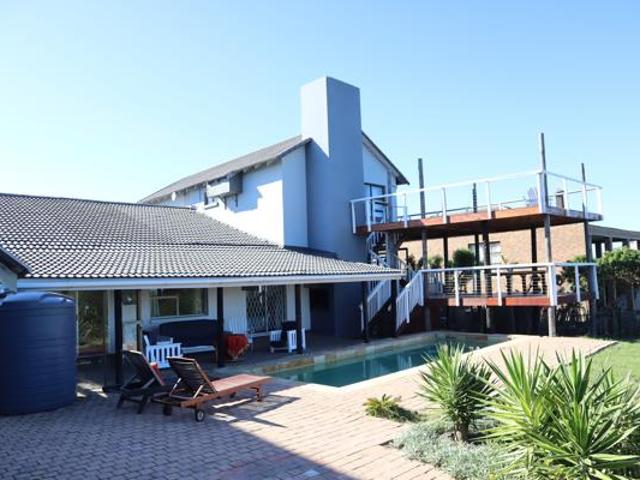 5 Bedroom House in Paradise Beach