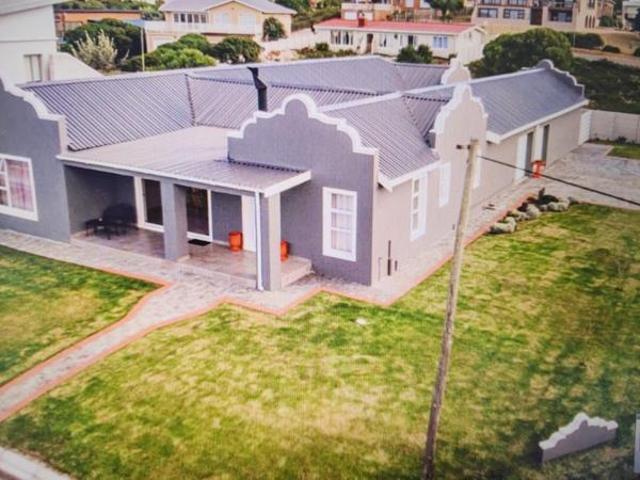 5 Bedroom House in Pearly Beach