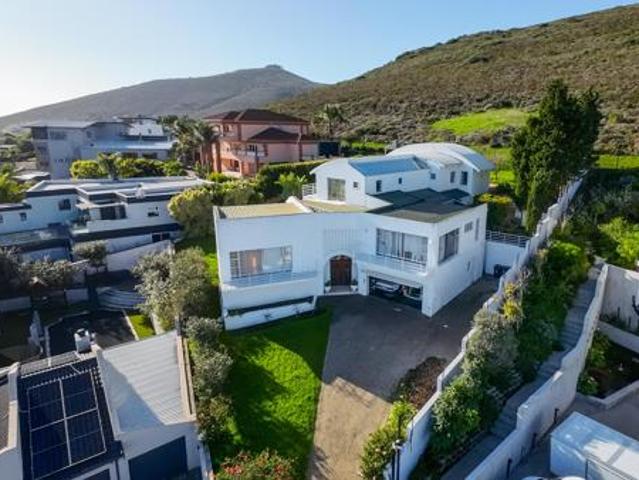 5 Bedroom House in Plattekloof