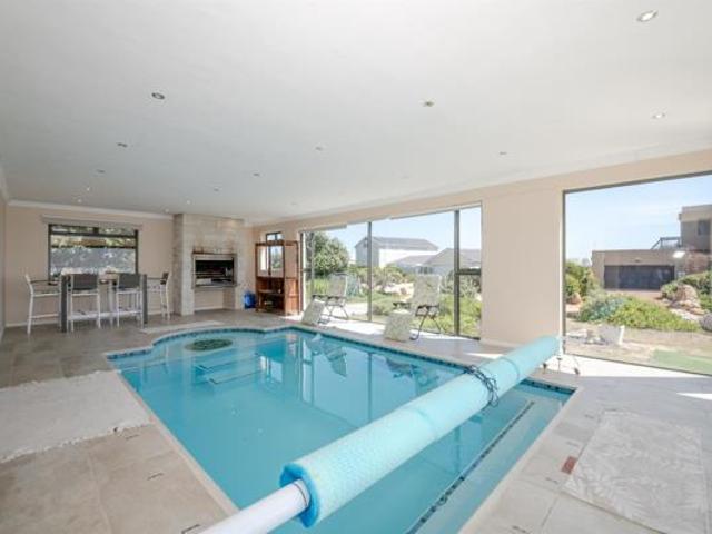 5 Bedroom House in Pringle Bay
