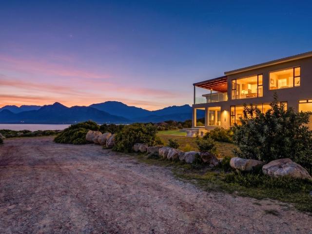 5 Bedroom House in Pringle Bay