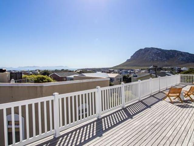 5 Bedroom House in Pringle Bay