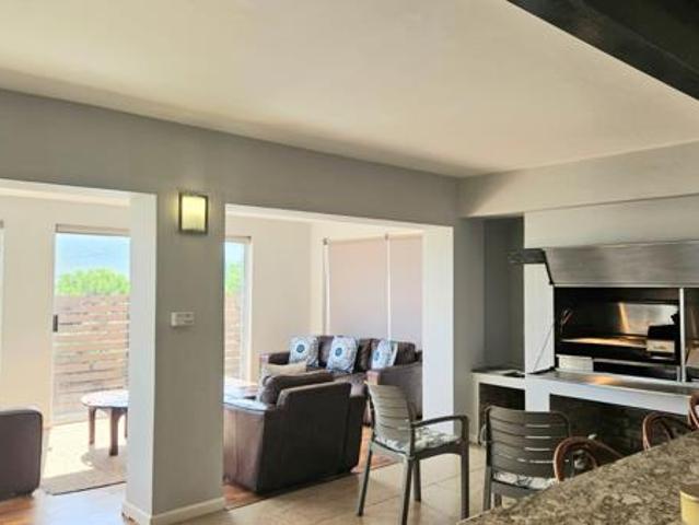 5 Bedroom House in Pringle Bay