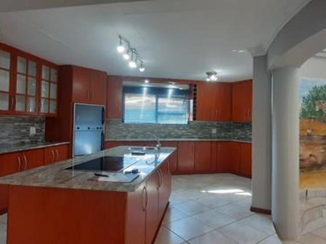 5 Bedroom House in Roylglen Gardens